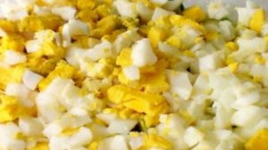 Салат с креветками, авокадо и яйцом