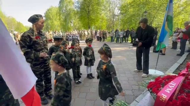 Возложение цветов дошкольниками города Стерлитамак
