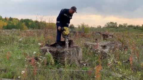 Всё перекопано. Отбойный молоток в работе.