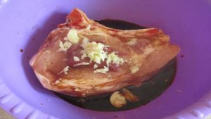 Антрекот жареный на сковороде с соевым соусом и чесноком