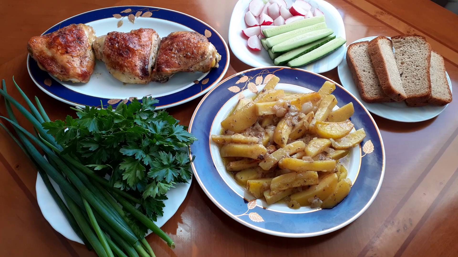 Блюдо на ужин. Куриные бёдра с картофелем и луком запеченные в духовке. Что приготовить на ужин?
