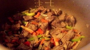 Говядина, тушеная с черносливом, медом и горчицей