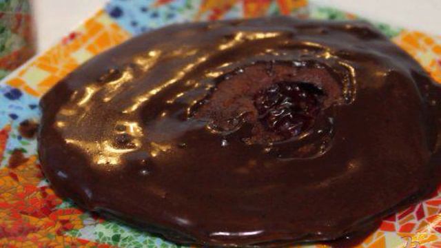 Шоколадное печенье с вишней
