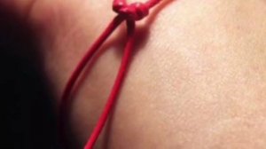 ... Что означает Красная Нить на запястье....