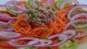 Салат с тунцом, морковью,зелеными и красными помидорами
