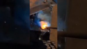 Вот так трудятся настоящие мастера по сварке.