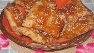 Слойки с сыром сулугуни и кунжутом