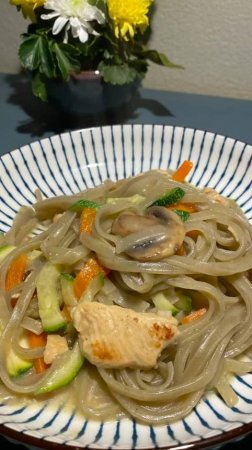 Паста без глютена с курицей и овощами
