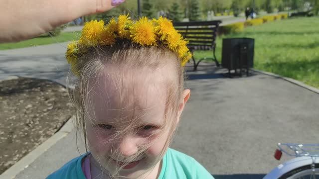 Плетение венков из солнечных цветов 🌼🌼🌼