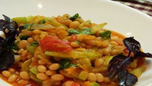 Овощное рагу из кабачков, помидор и фасоли