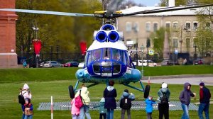 Людей СНОСИТ с ног: Ми-8 Балтийских авиалиний в Петропавловской крепости
