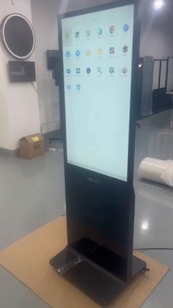 Напольные рекламные экраны 32-55" VORMATIC для помещений на колесиках