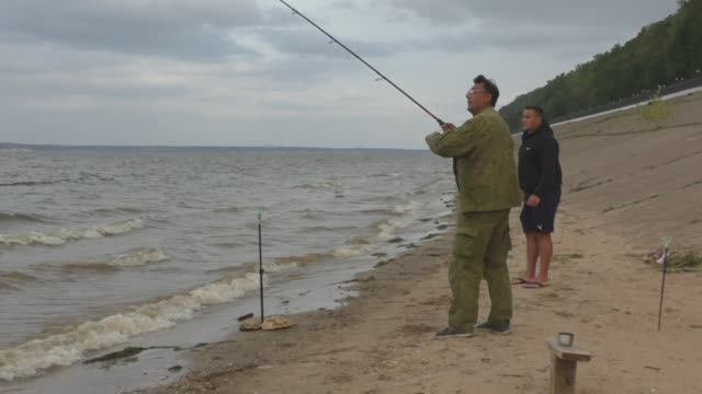 РЫБАЛКА НА РЕКЕ В ШТОРМ. ЛОВЛЯ ЛЕЩА В СЕНТЯБРЕ НА ФИДЕР смотреть онлайн