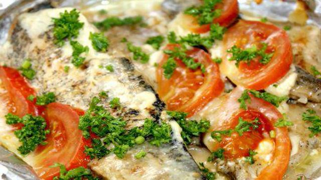 Маринованная щука в имбире и запеченная с помидорами и сыром