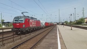 Электровоз Сименс с грузовым поездом