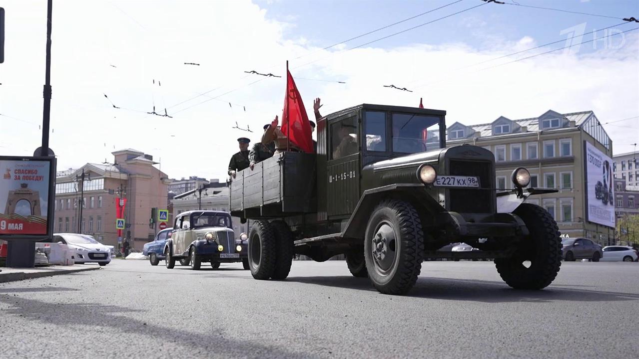 Портреты ветеранов провезли по Санкт-Петербургу на технике времен Великой Отечественной