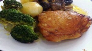 Куриные бедрышки запеченые с картофелем, белыми грибами и брокколи
