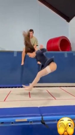 😜 У чувака отвисла челюсть :)
