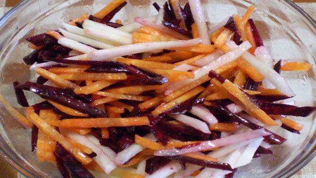 Салат с кольраби и кунжутом