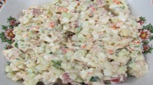 Салат с мясом свинины и колбасками