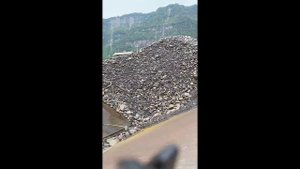 Строительство, разгрузка баржи со щебёнкой