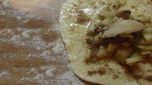 Слойки с грушей и орехами