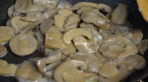 Шпинатный салат с яйцом, беконом и грибами