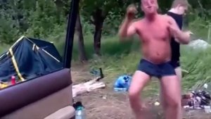Парни круто танцуют