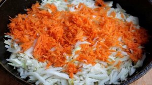 Слоеный пирог с фаршем морковкой и капустой