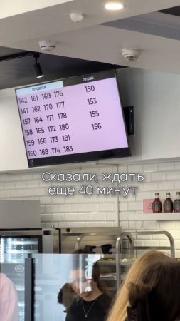 Трендовые crumbl cookies захватили Питер. На вкус обычное печенье с начинками, жирно и сладко.