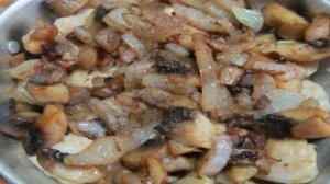 Куриное филе под шампиньонами и помидором