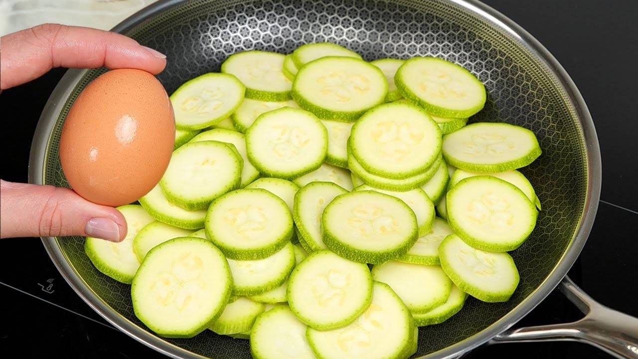 Просто залейте яйца в кабачки — и через 10 минут у вас готов вкуснейший ужин!