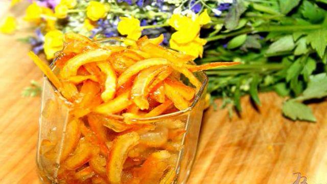 Цукаты из апельсиновых корок с корицей и мускатным орехом