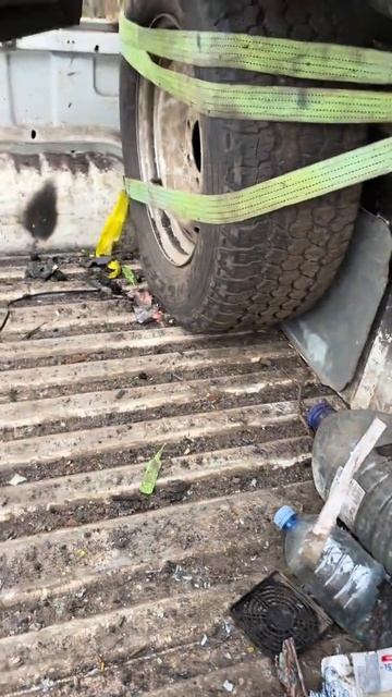 Украинский бронированный пикап Peugeot после прилета fpv-дрона. смотреть онлайн