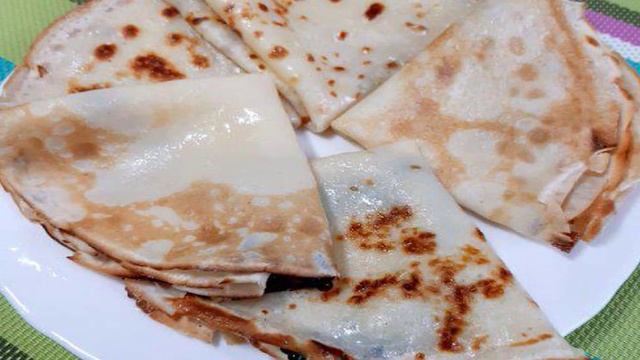 Блинчики на кефире с рыбной икрой
