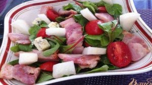 Салат из мангольда, бекона и дыни