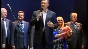 Янукович поет хит
