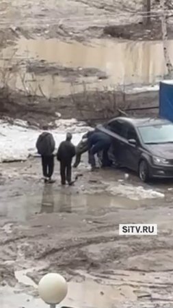 В Сургуте мальчик застрял по колено в грязи и не смог самостоятельно выбраться