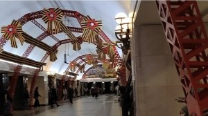 Станция метро "Трубная" украшена ко Дню Победы