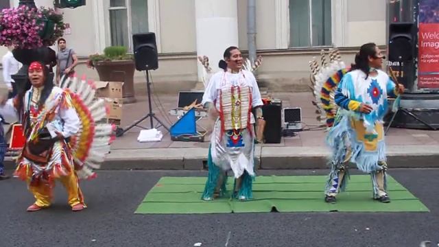 Индейцы развлекают народ на Невском смотреть онлайн