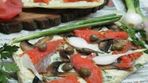 Бутерброд с рыбой грибами и каперсами