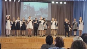Выступление детей на концерте в школе, посвященому дню победы.