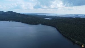 Озёра, горы с высоты птичьего полёта.
