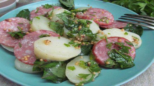 Итальянский картофельный салат с салями