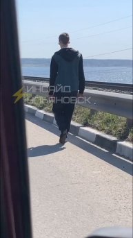 Оказывается, так бывает: пешеход на старом мосту