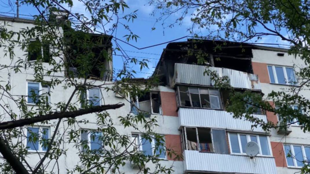 Двери вынесло: очевидцы рассказали о пожаре на юго-западе Москвы