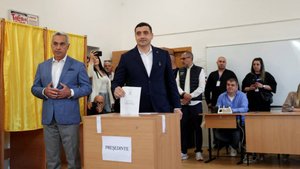 Выборы в Румынии: оппозиционер Симион лидирует в первом туре президентской гонки