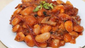 Тушенная фасоль с грибами в томатном соусе