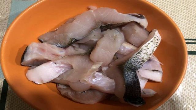 Жареная рыба с чесноком в кляре