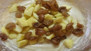 Мягкий яблочный пирог с белой черешней